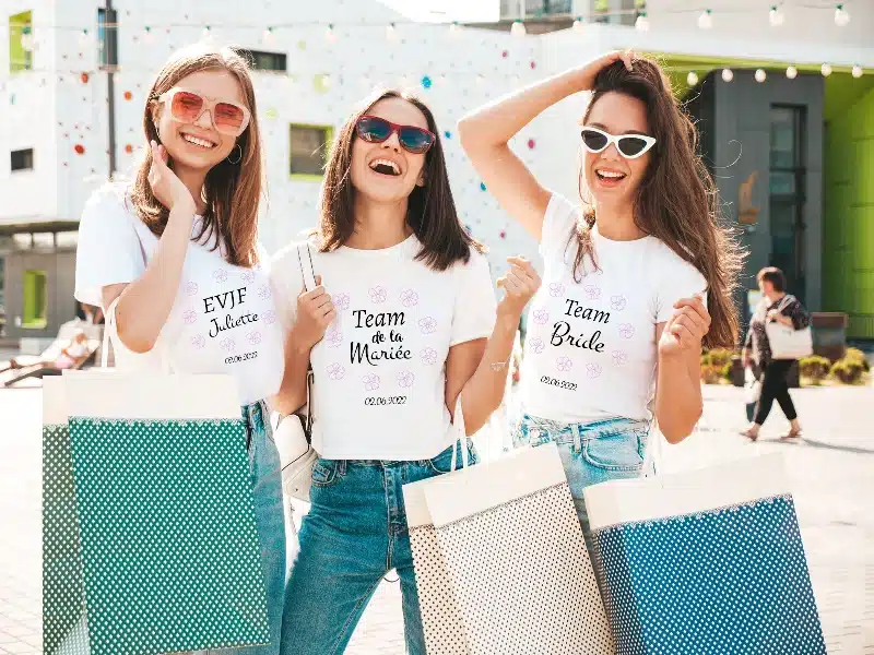 Chicas con camisetas de despedida